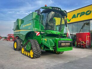 mesin pemanen gandum John Deere S685i