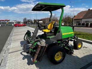 traktor rumput halaman John Deere 8500